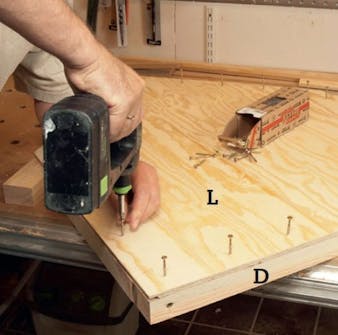 Hundehus isolert: Sett platene og fast på gavlrammene Hundehus isolert: Sett platene og fast på gavlrammene